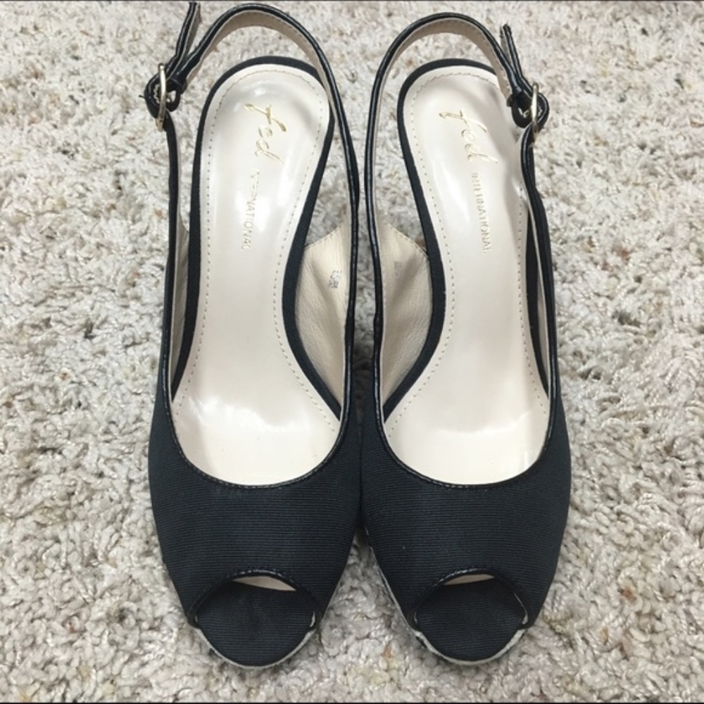(size 5) Beautiful Ladies Peep Toe Sling Back heel